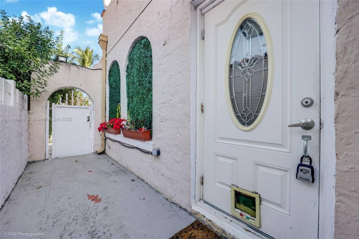Apartment for rent at 1678 SW 11th St #EFFICIENCY, Miami, FL 33135