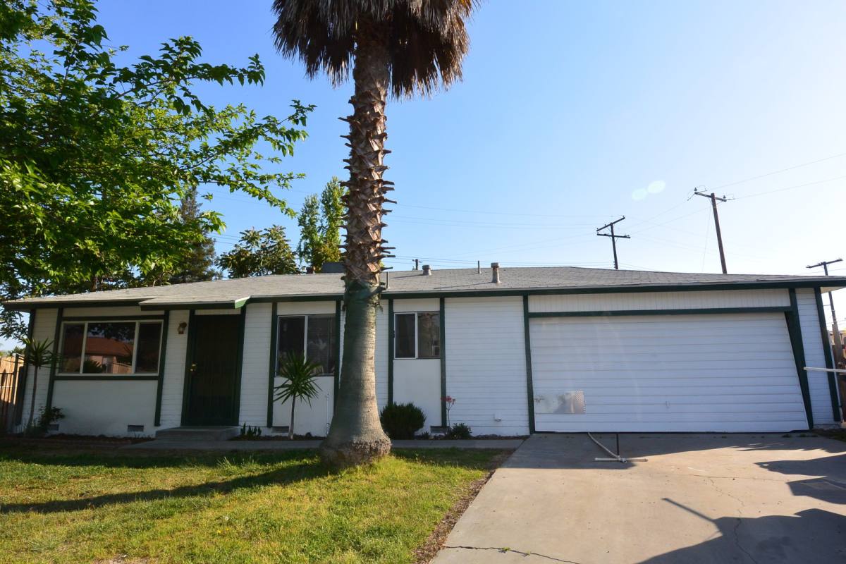 House for rent at 1338 N Park Circle, Visalia, CA 93291