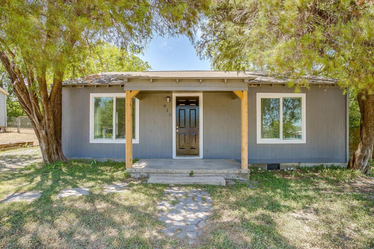 House for rent at 810 Meadow Park Dr, Fort Worth, TX 76108