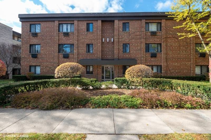 Apartment for rent at 1660 Green Bay Rd, Highland Park, IL 60035
