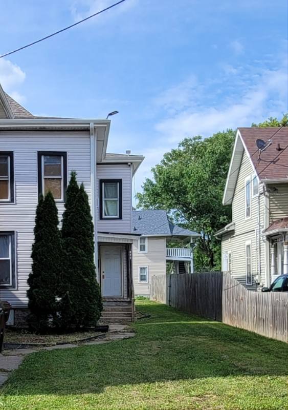 Apartment for rent at 627 Kent St #1, Rockford, IL 61102