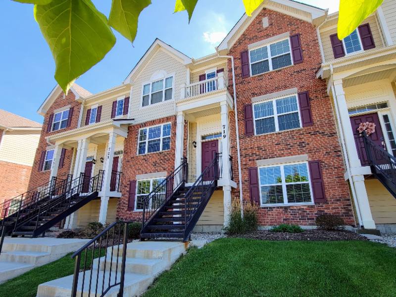 Townhouse for rent at 719 Hickory St, Mundelein, IL 60060