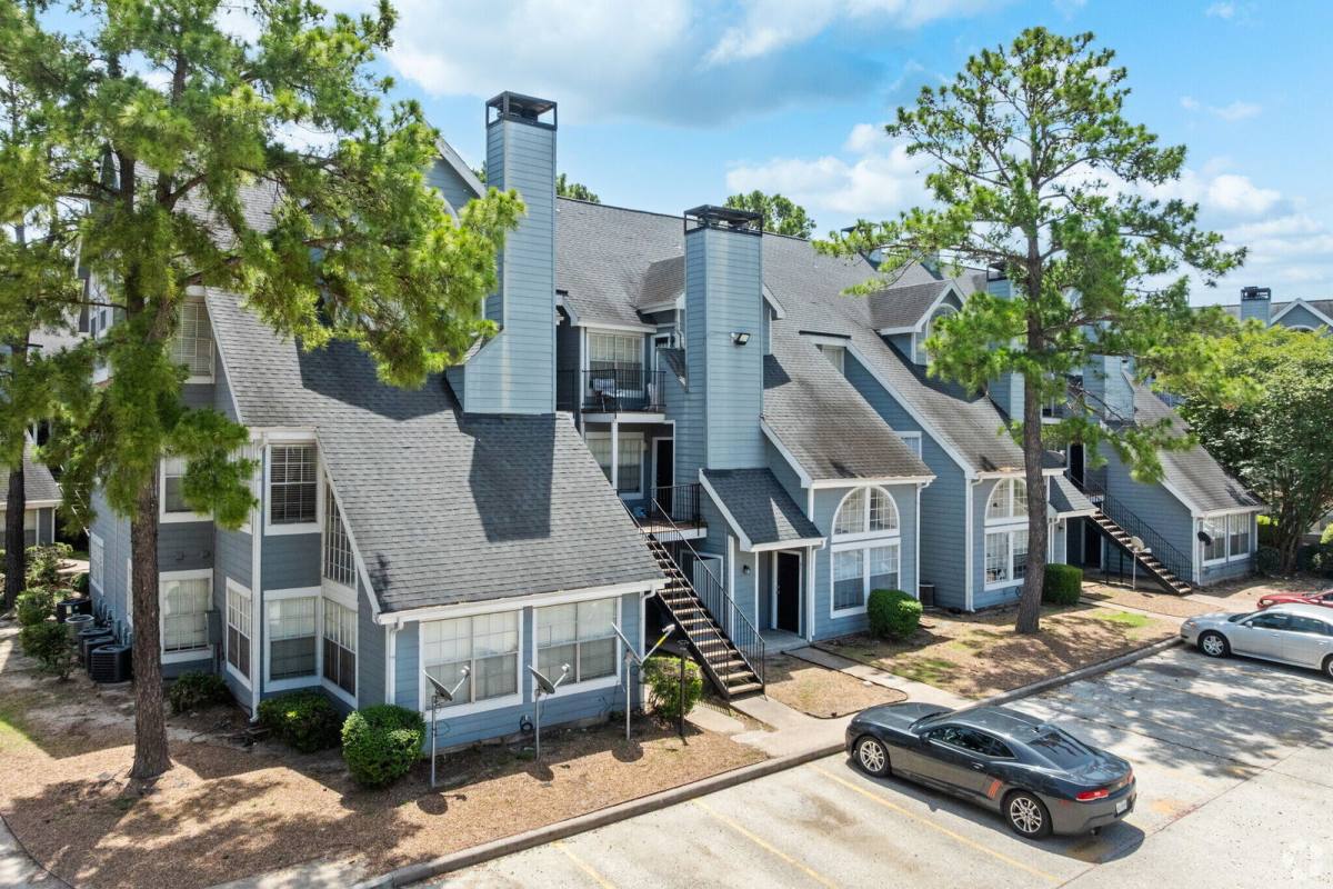 Apartment for rent at 1325 Greens Parkway, Houston, TX 77067
