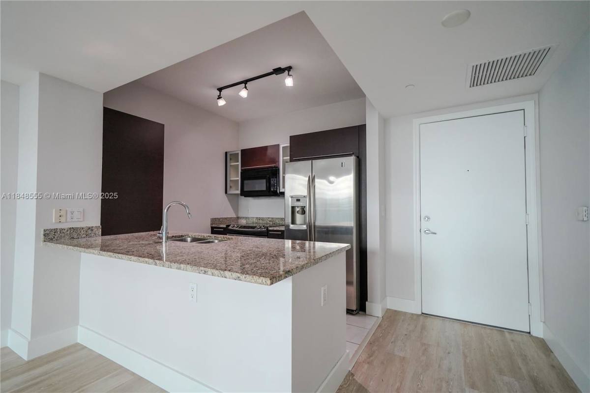 House for rent at 950 Brickell Bay Dr, Miami, FL 33131