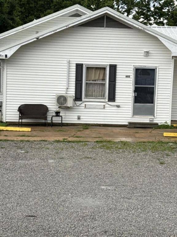 Apartment for rent at 602 W Jackson St, Warsaw, MO 65355