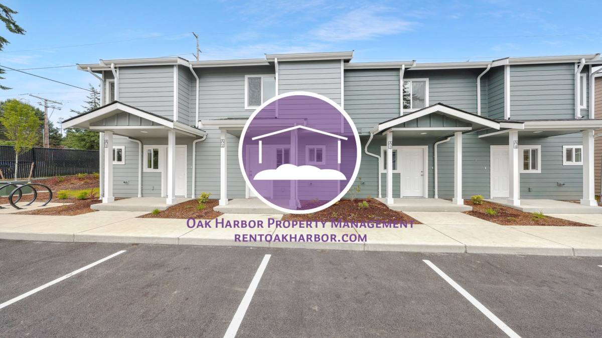 Townhouse for rent at 120 NE 10th Ave, Oak Harbor, WA 98277