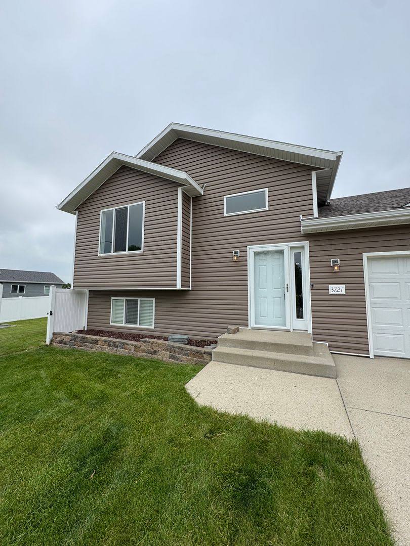 House for rent at 3721 48th St NW, Mandan, ND 58554