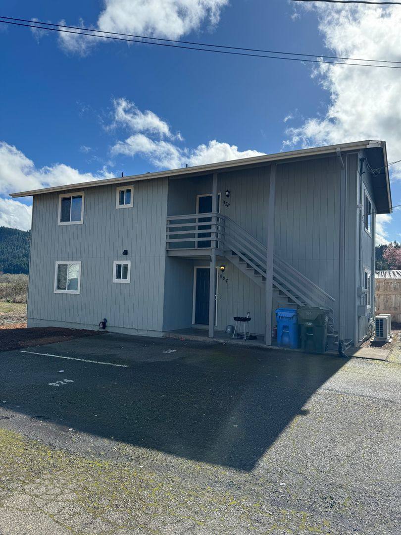 Apartment for rent at 924 S Comstock Rd, Sutherlin, OR 97479