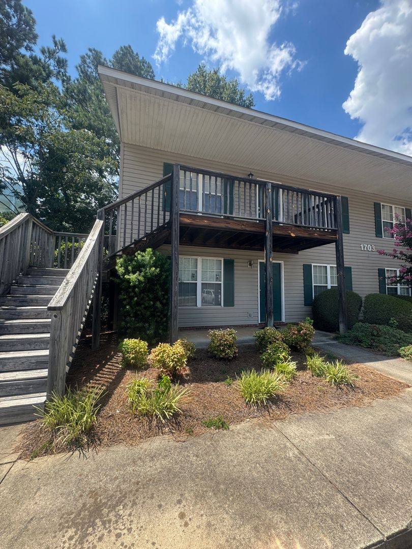 1703 Westbrook Dr, Greenwood, SC 29649