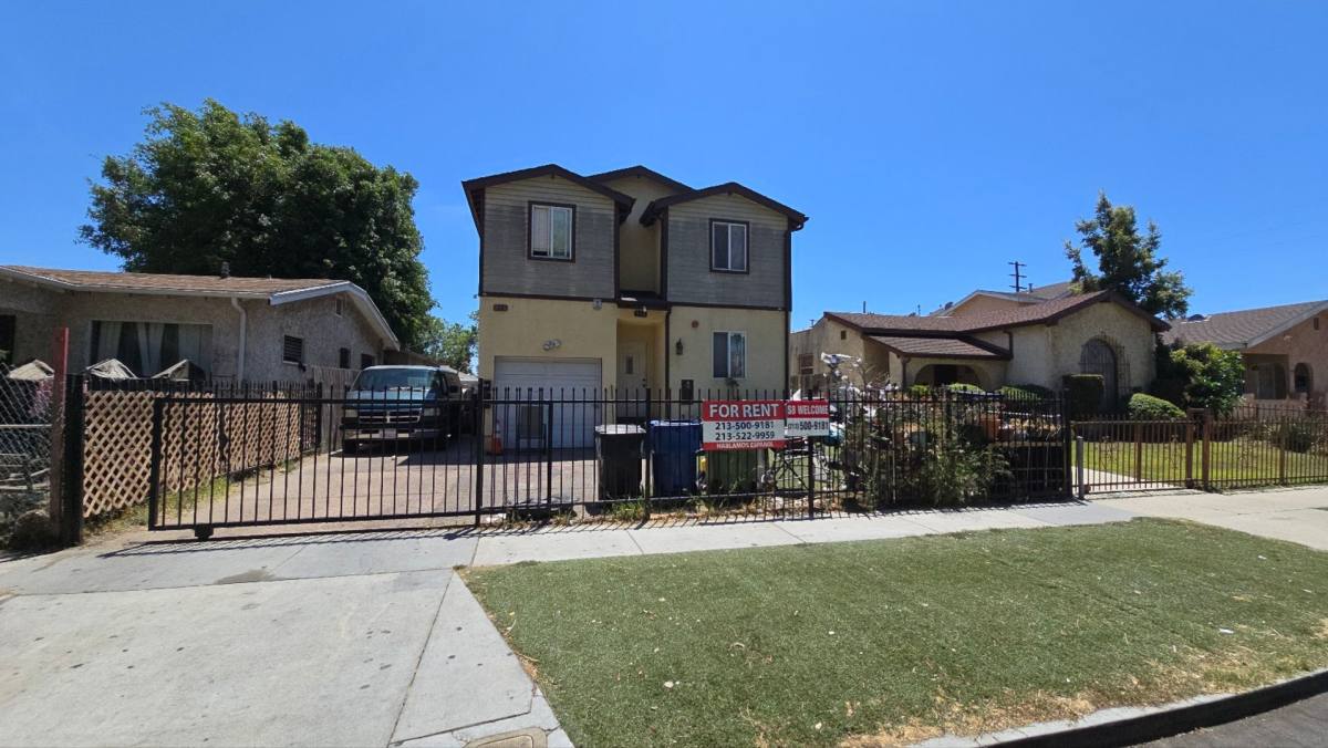 Apartment for rent at 914 E 76th Place, Los Angeles, CA 90001