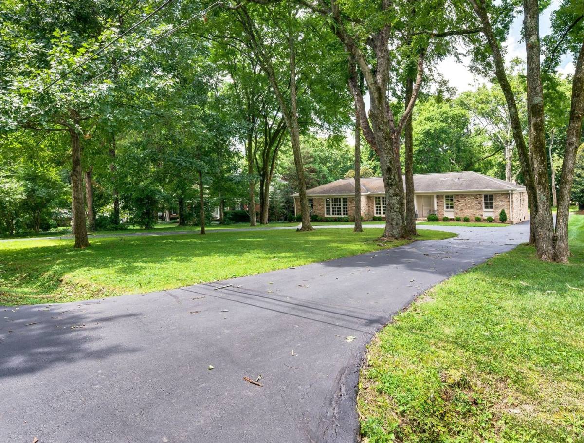 House for rent at 703 Woodleigh Dr, Nashville, TN 37215