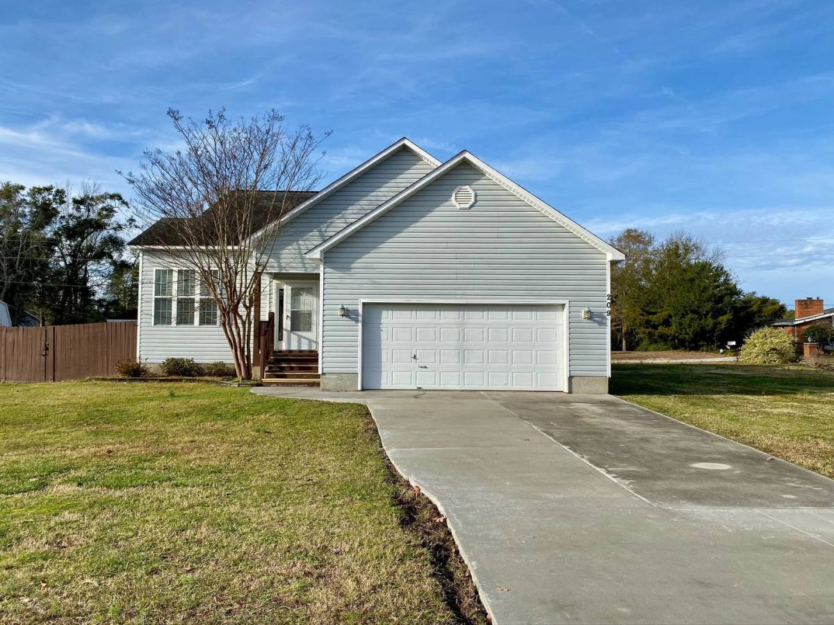House for rent at 209 Oyster Lane, Hubert, NC 28539