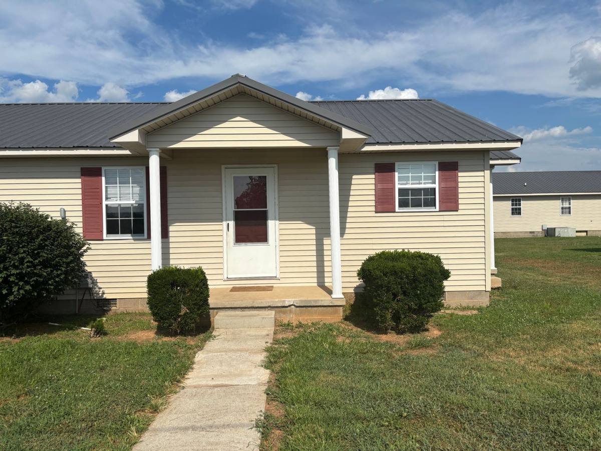 House for rent at 877 Modena Rd, Decherd, TN 37324