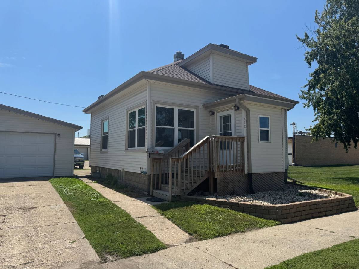 House for rent at 212 7th St, Sheldon, IA 51201