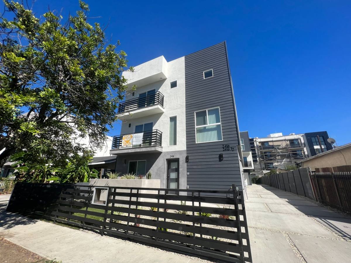 Apartment for rent at 2416 Carmona Ave, Los Angeles, CA 90016