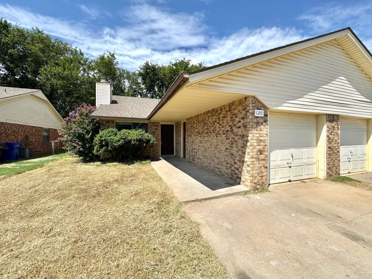 Townhouse for rent at 120 E Canton St, Broken Arrow, OK 74012
