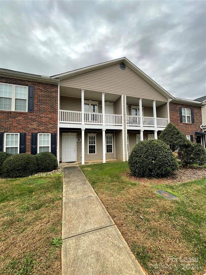 Townhouse for rent at 1619 Oak Leaf Dr, Hickory, NC 28601