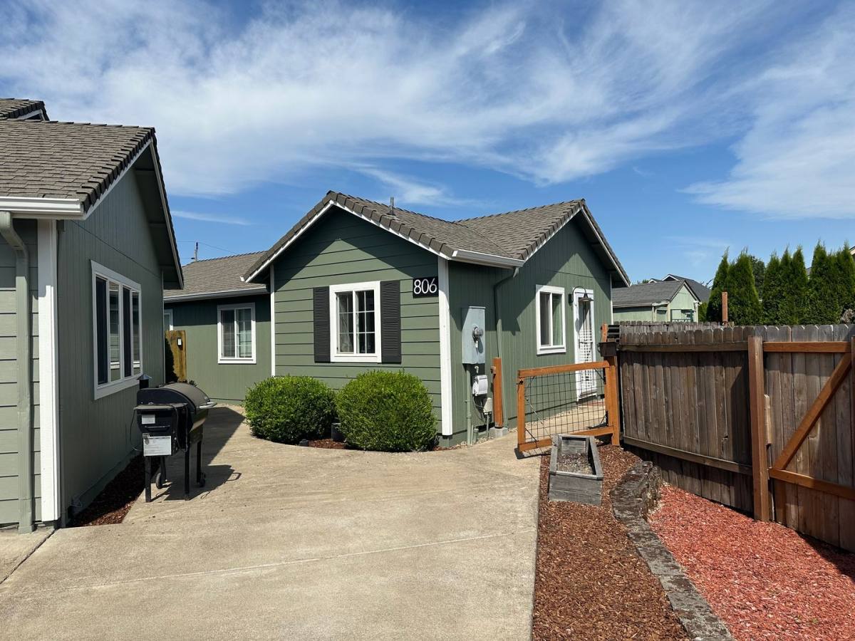 House for rent at 806 T St, Springfield, OR 97477