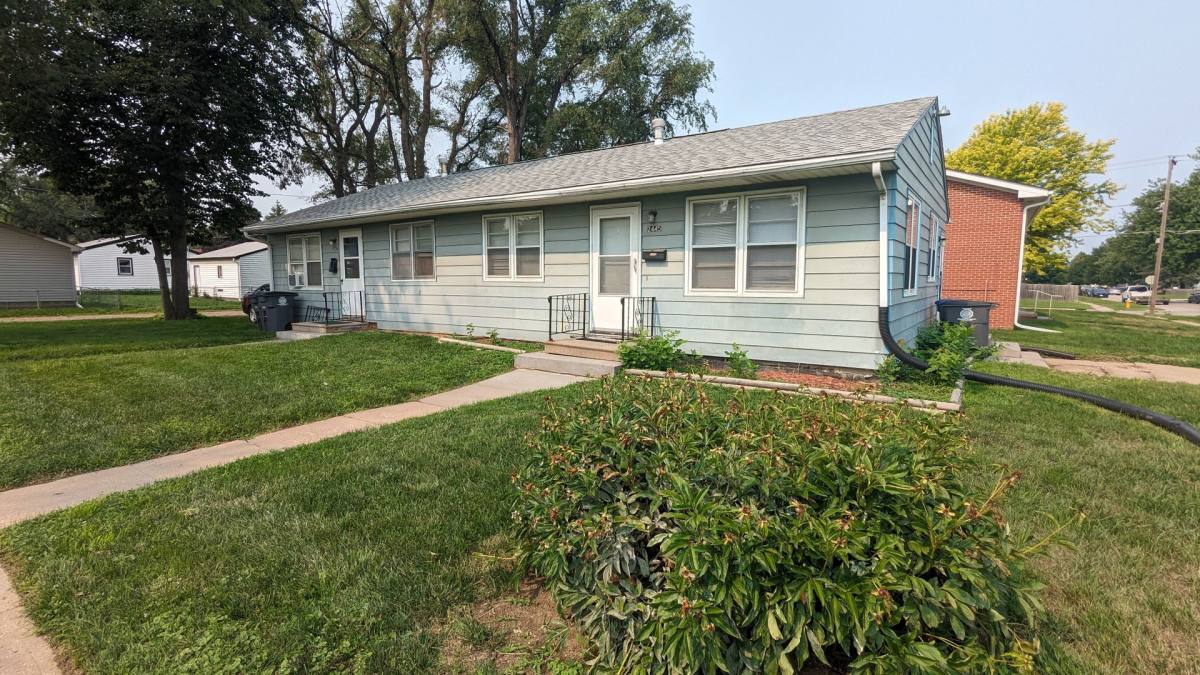 Townhouse for rent at 2445 3rd Ave, Council Bluffs, IA 51501