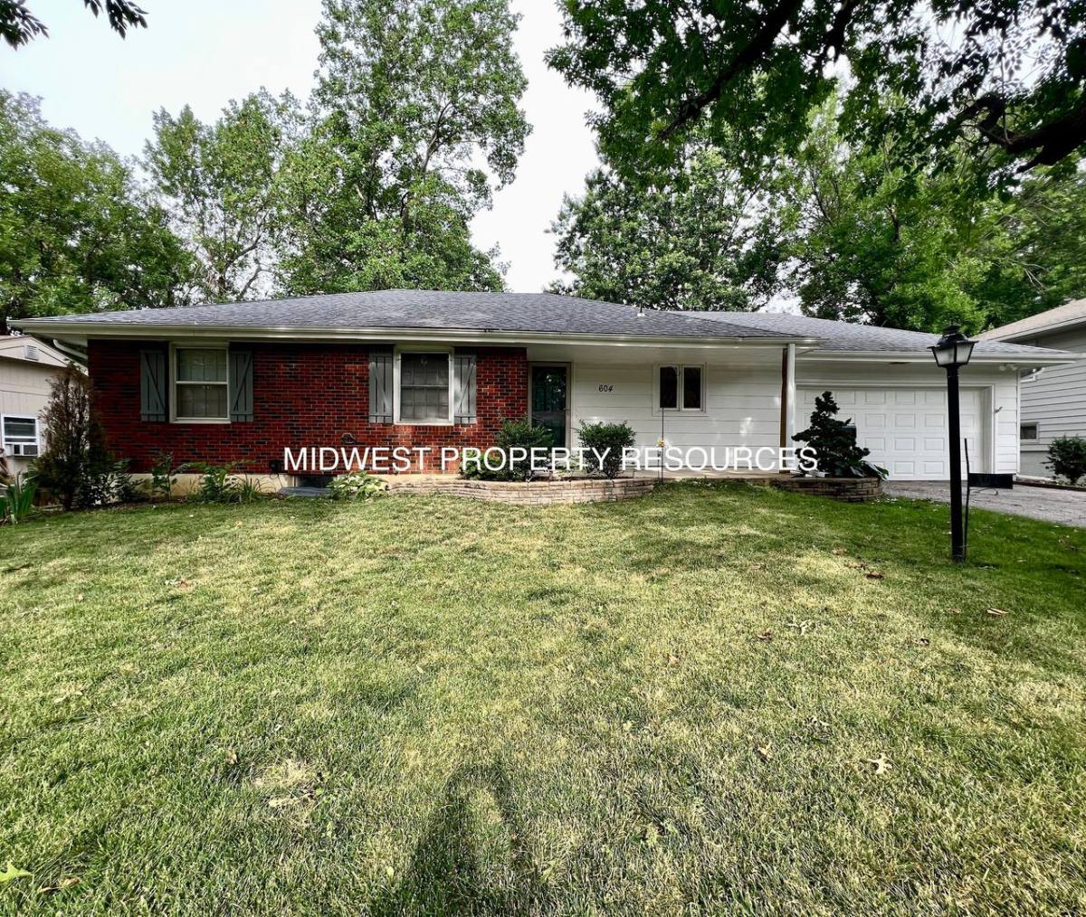 House for rent at 604 NE Applewood St, Lees Summit, MO 64063