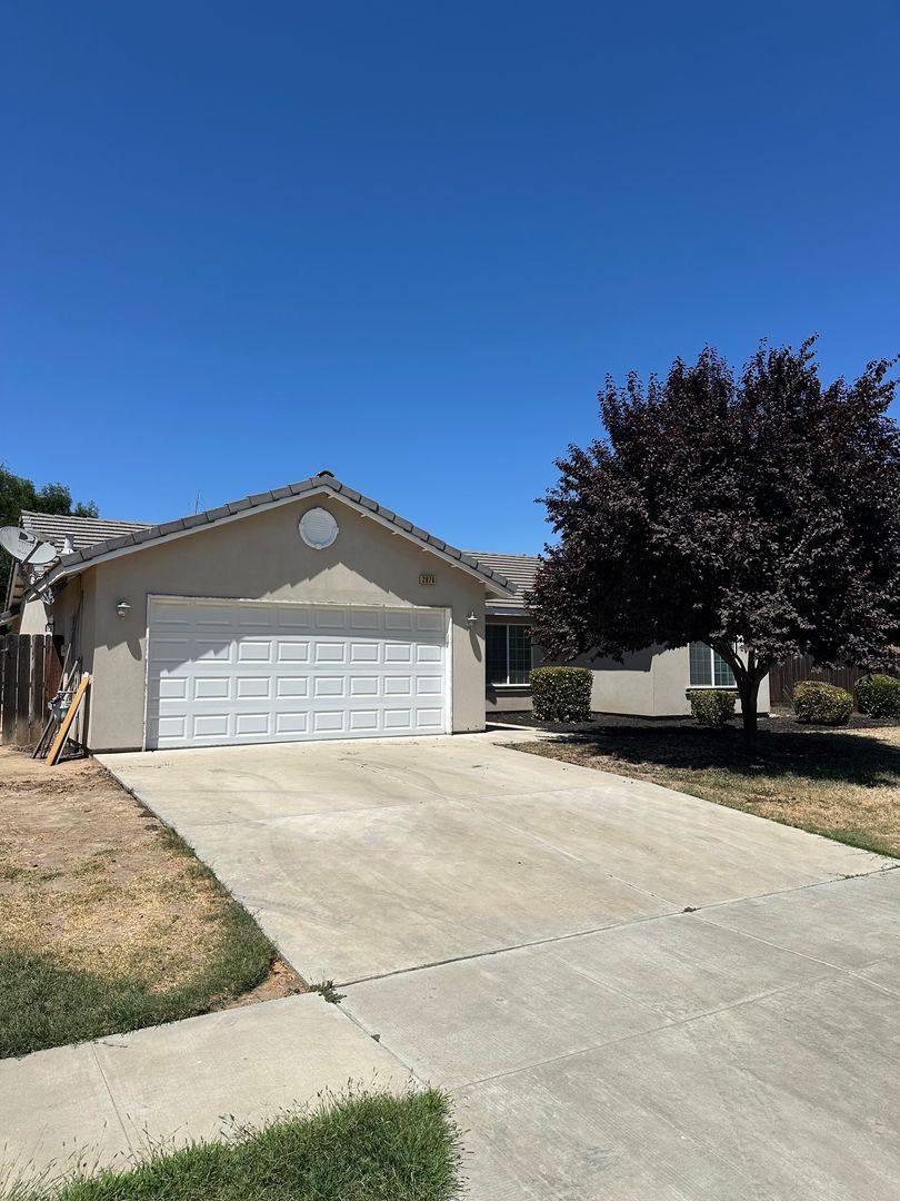 House for rent at 2874 Florence Ave, Sanger, CA 93657