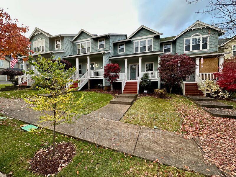 Townhouse for rent at 14234 Murren Way, Oregon City, OR 97045