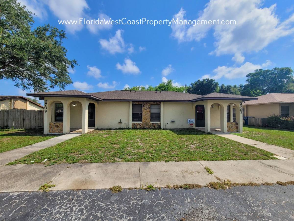 House for rent at 2709 46th Ave Dr W, Bradenton, FL 34207