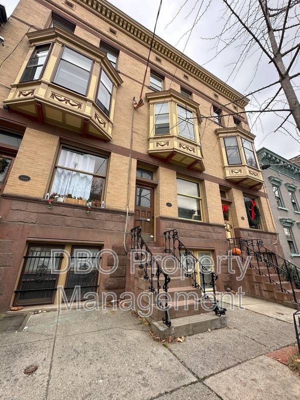 Townhouse for rent at 405 Hamilton St #1, Albany, NY 12210
