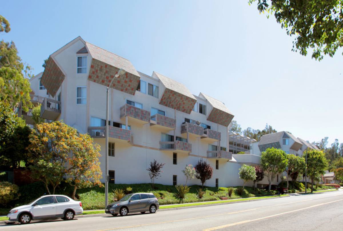 Apartment for rent at 25930 Rolling Hills Rd, Torrance, CA 90505