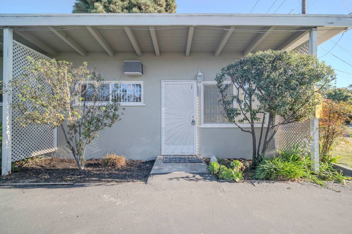 Apartment for rent at 130 E 20th St, Costa Mesa, CA 92627