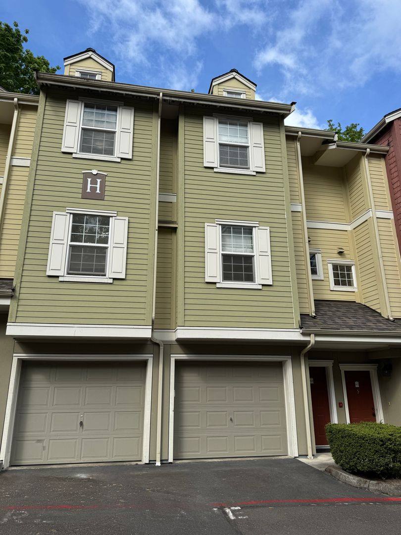 Townhouse for rent at 1800 NE 40th St, Renton, WA 98056
