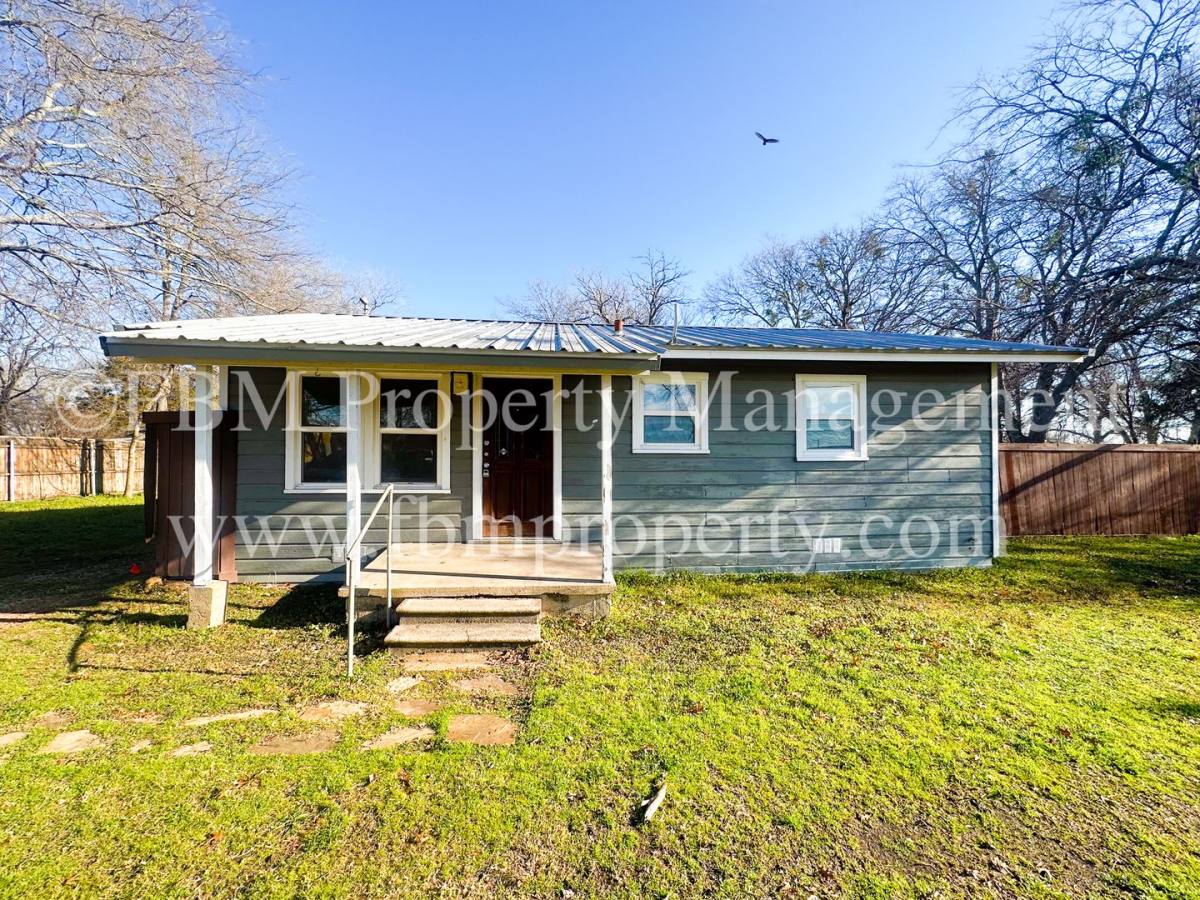 House for rent at 200 Dunlap St, Italy, TX 76651