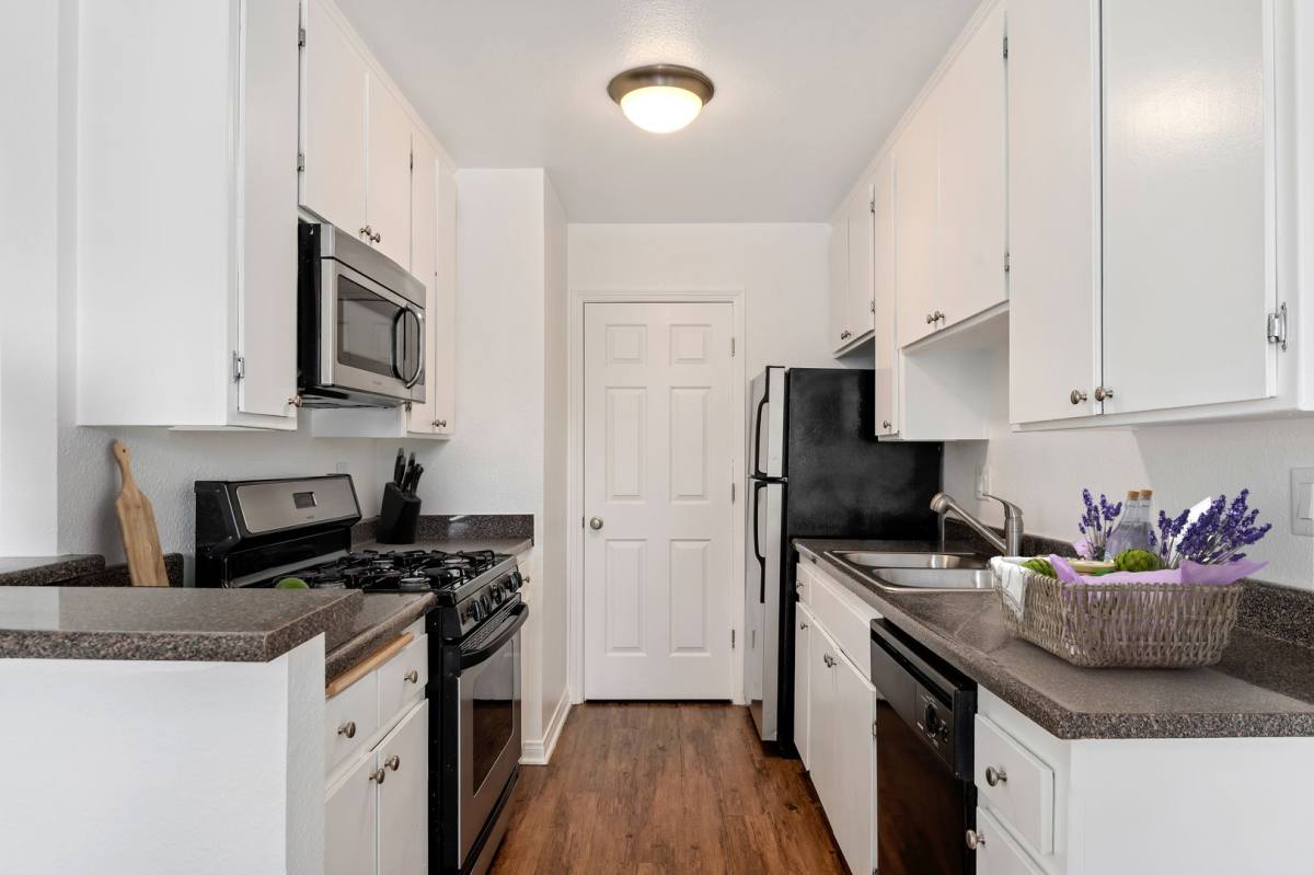 Apartment for rent at 1470 Victoria Ave, Oxnard, CA 93035