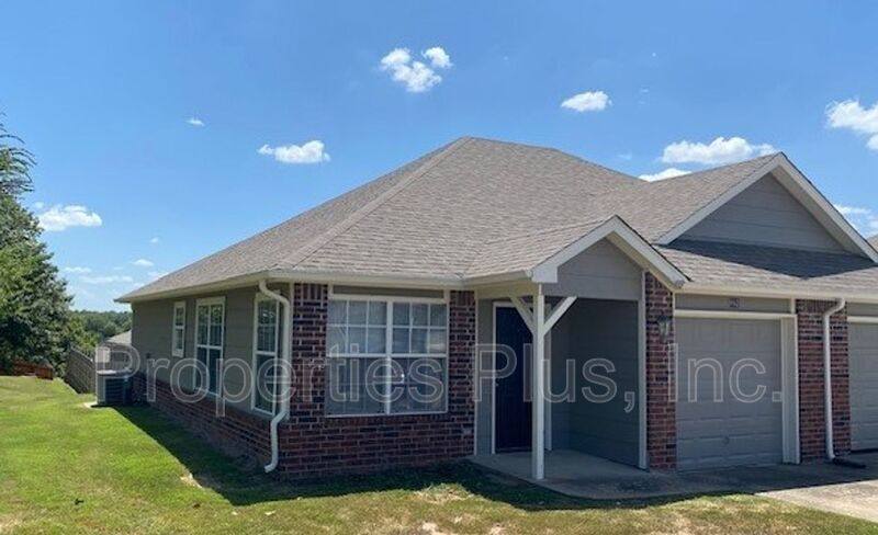 Townhouse for rent at 982 Clearwater Circle, Catoosa, OK 74015