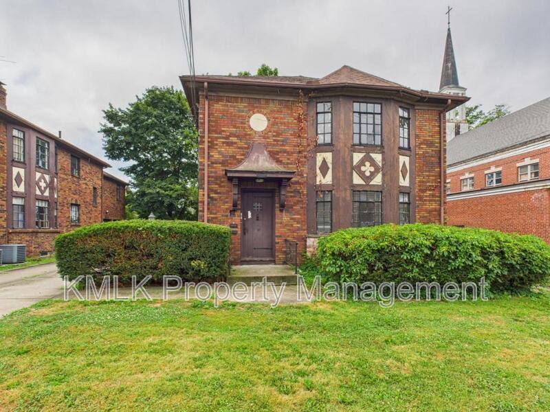 Apartment for rent at 1119 Copley Rd, Akron, OH 44320