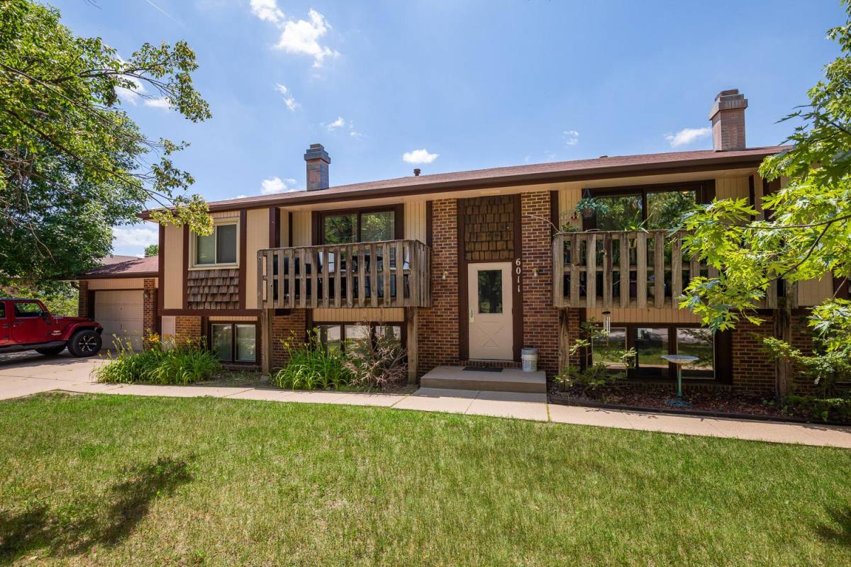 Apartment for rent at 6011 Queens Dr #1, Lincoln, NE 68516