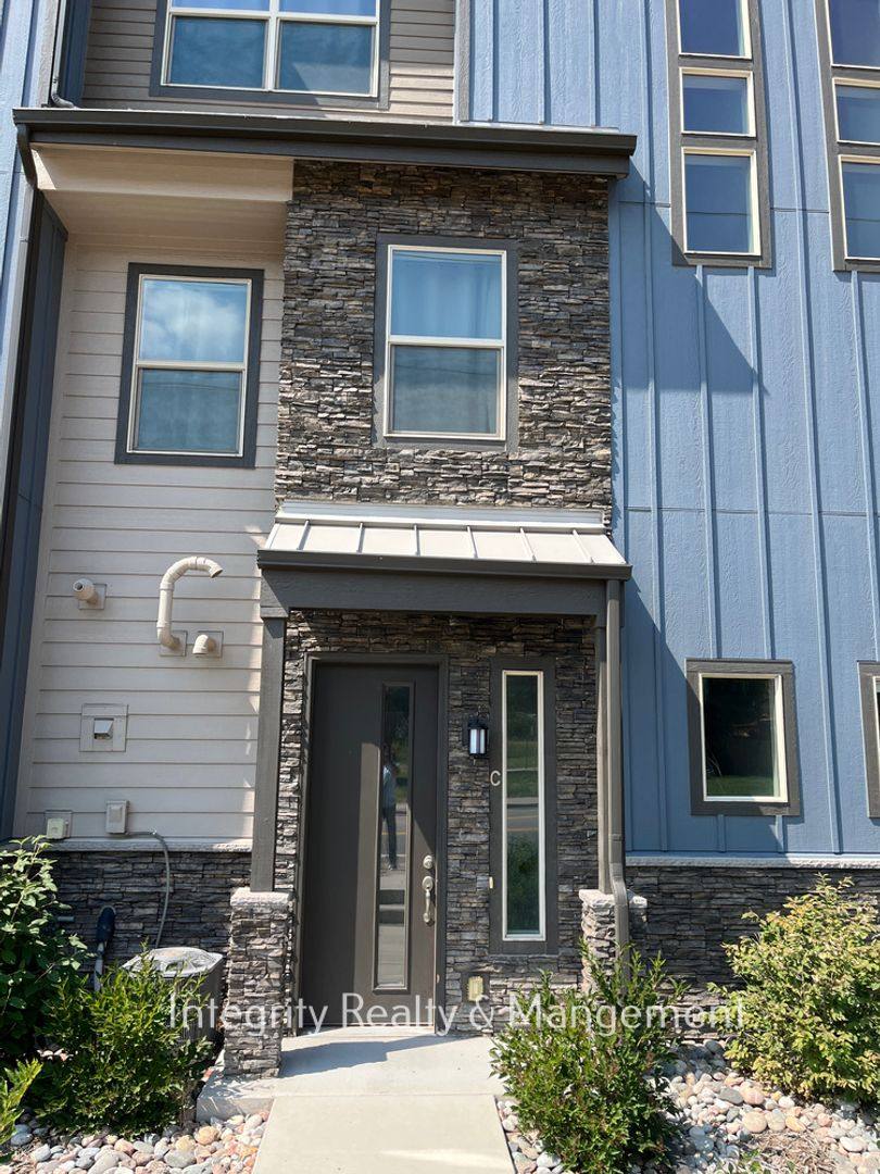 Townhouse for rent at 1025 S Gilbert St, Castle Rock, CO 80104