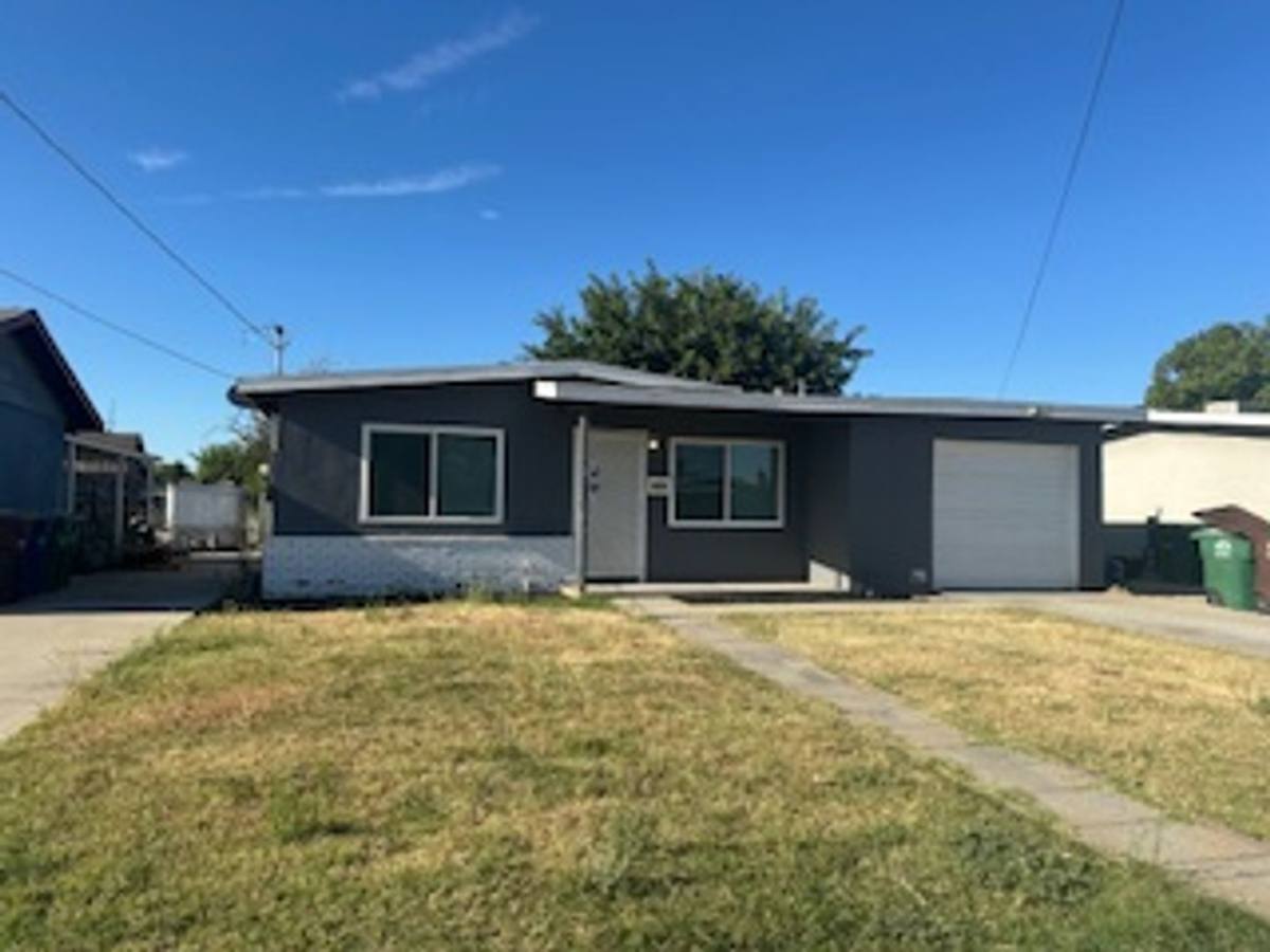 House for rent at 900 Roosevelt St, Kingsburg, CA 93631