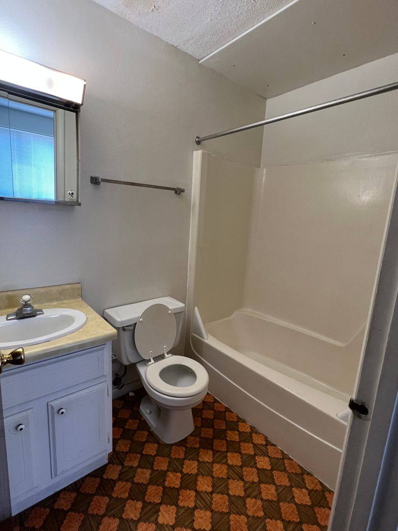 Apartment for rent at 707-815 Oakcrest St, Iowa City, IA 52246
