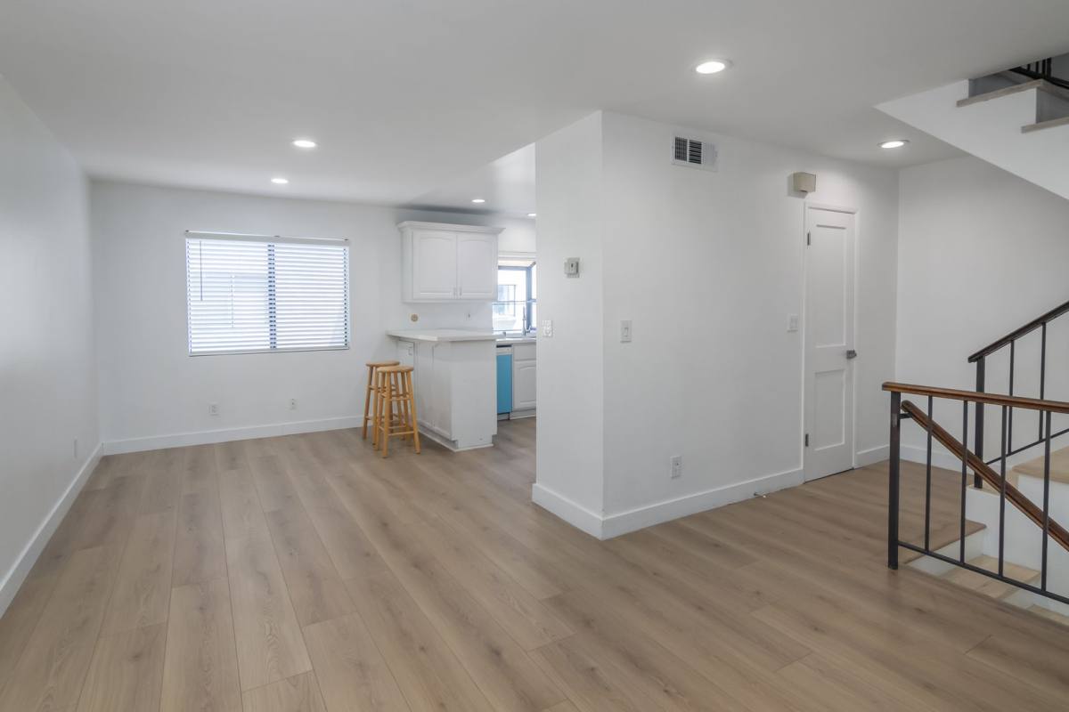 Townhouse for rent at 19230 Wyandotte St, Reseda, CA 91335