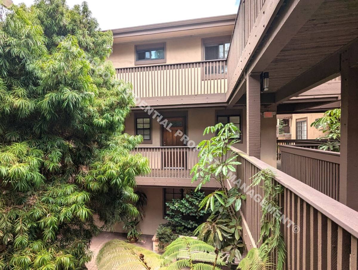 Townhouse for rent at 8850 Villa La Jolla Dr #204, La Jolla, CA 92037