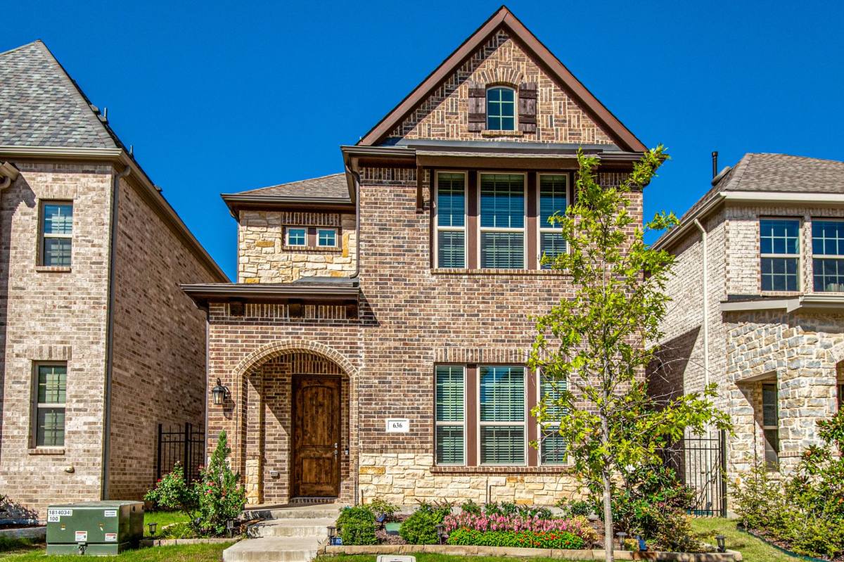 House for rent at 636 Courtyard Lane, Irving, TX 75039