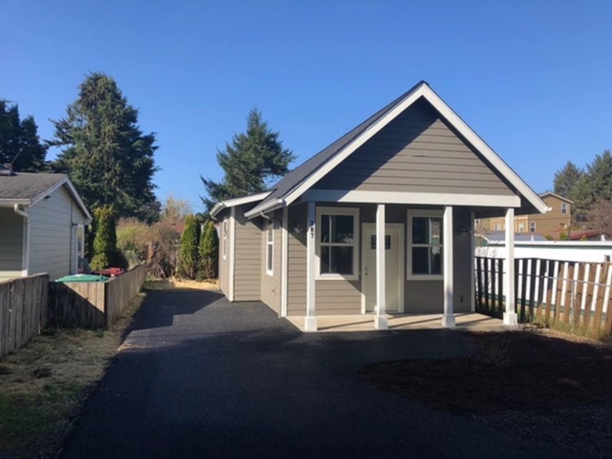 House for rent at 307 SE Reef Ave, Lincoln City, OR 97367