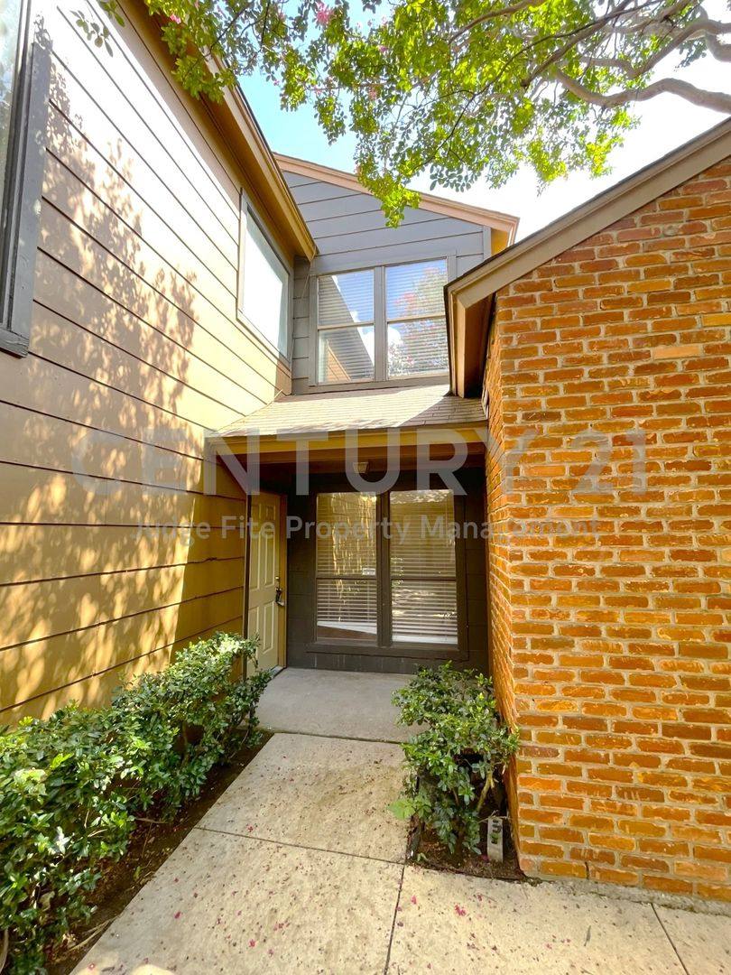 Townhouse for rent at 1910 Wilshire Dr, Irving, TX 75061