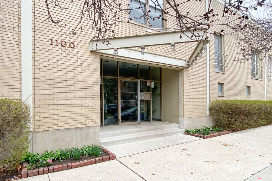 Apartment for rent at 1100 W Cornelia Ave #102, Chicago, IL 60657