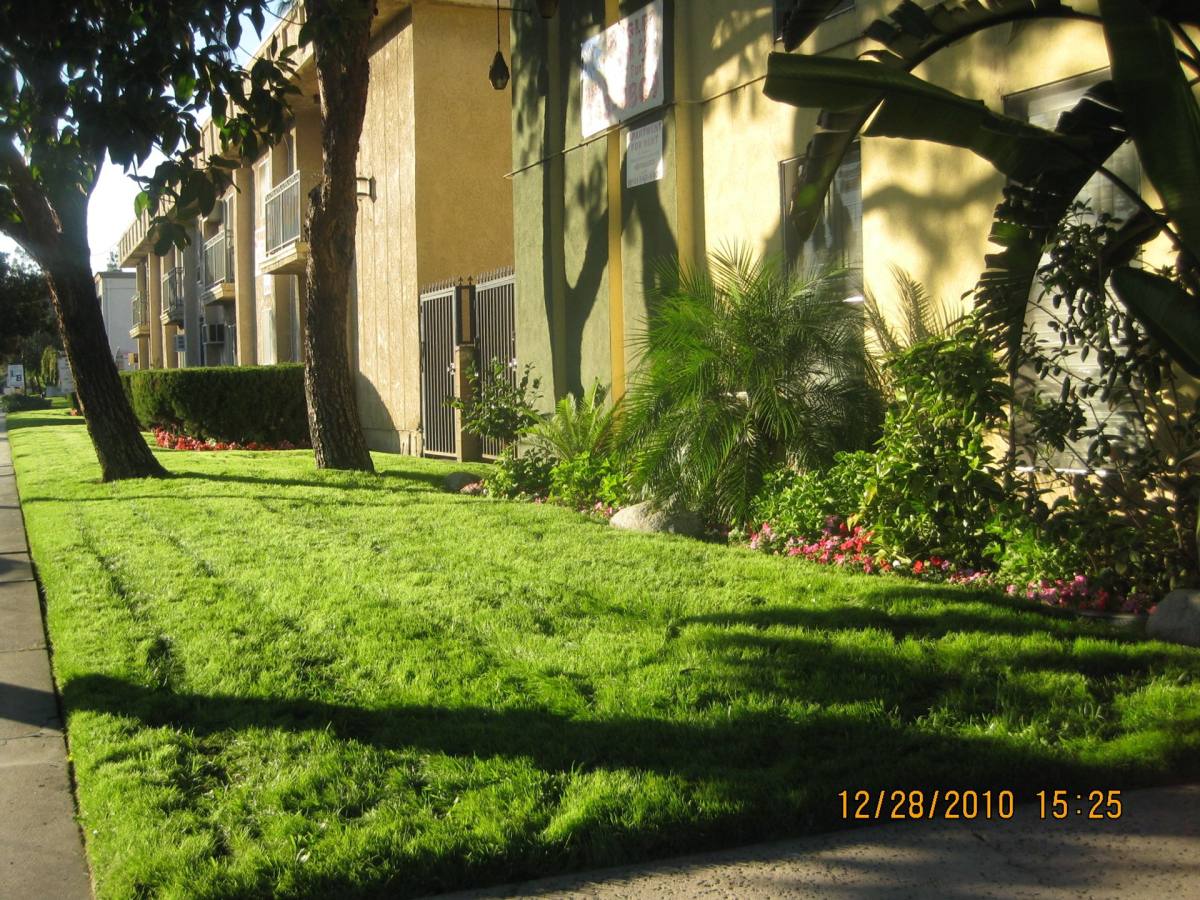 Apartment for rent at 18555 Burbank Blvd, Tarzana, CA 91356