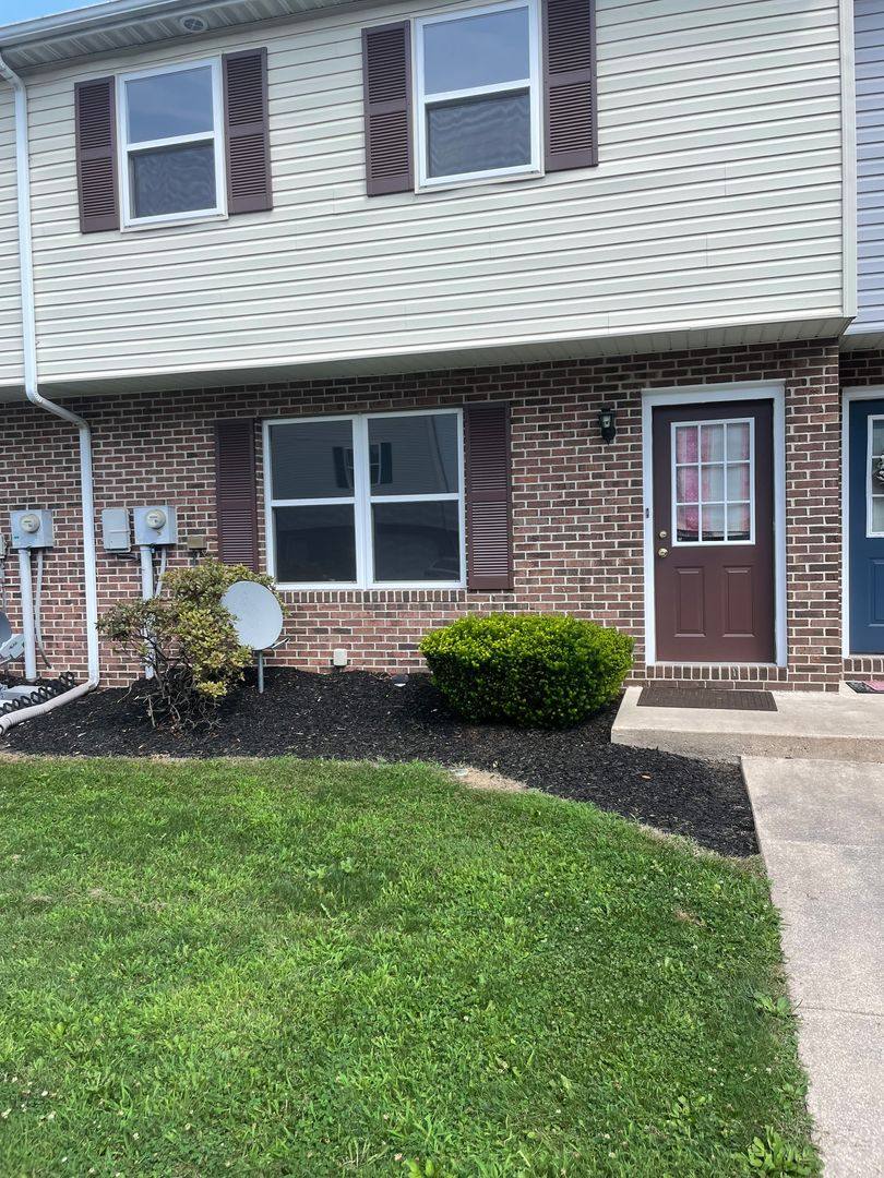 Townhouse for rent at 29 Pine Dr, Manchester, PA 17345