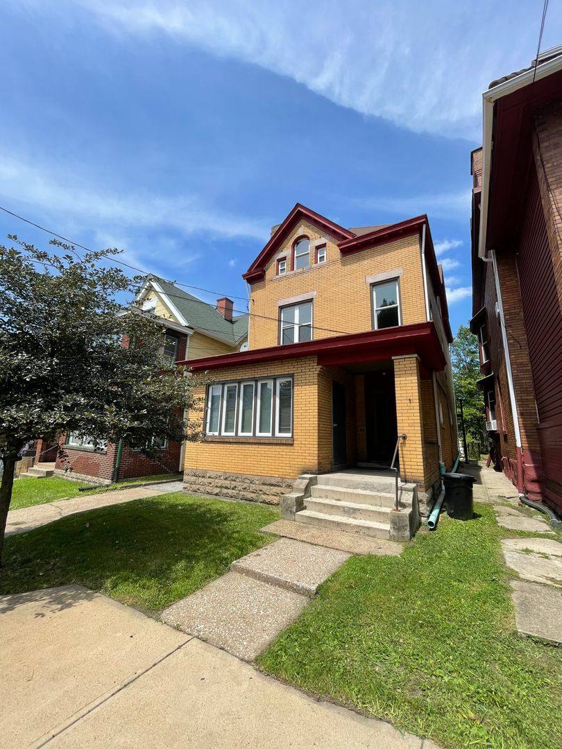 Apartment for rent at 915 S Ave, Pittsburgh, PA 15221