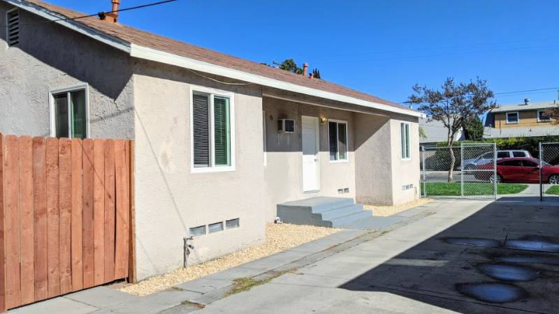 Townhouse for rent at 1604 N H St, San Bernardino, CA 92405