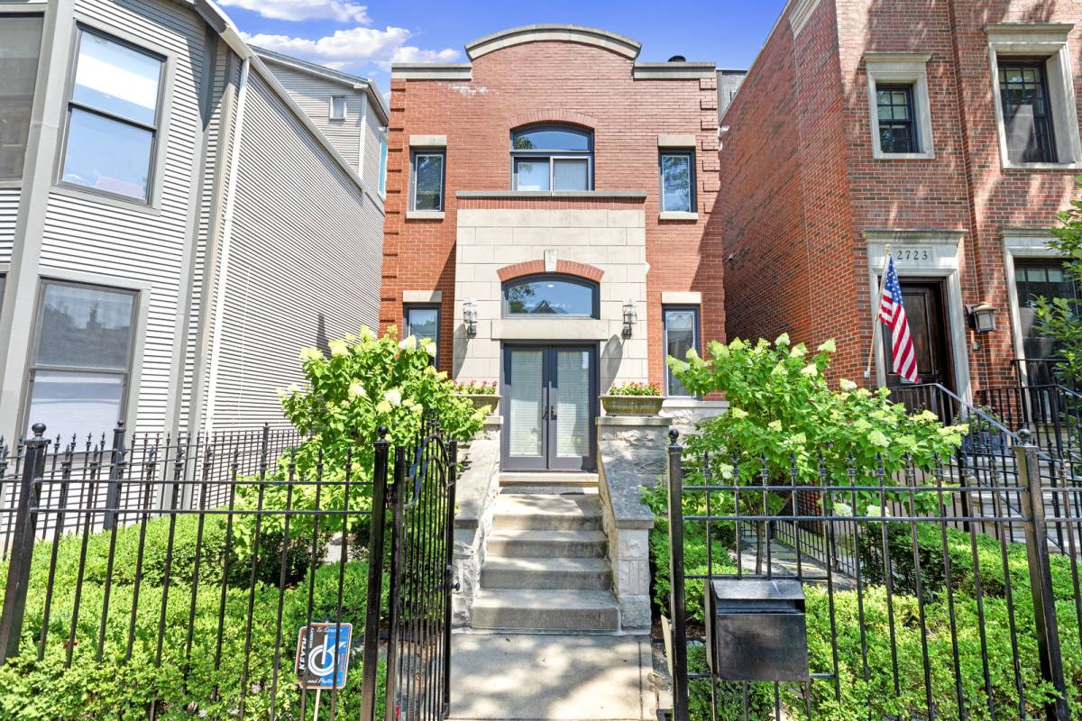 House for rent at 2725 N Magnolia Ave, Chicago, IL 60614